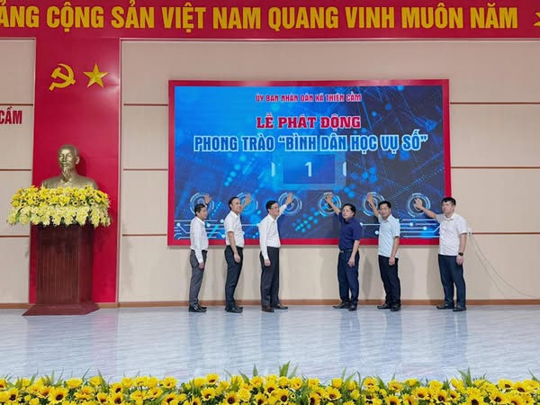 XÃ THIÊN CẦM PHÁT ĐỘNG PHONG TRÀO BÌNH DÂN HỌC VỤ SỐ VÀ TẬP HUẤN MỘT SỐ NỘI DUNG LIÊN QUAN ĐẾN CHUYỂN ĐỔI SỐ.