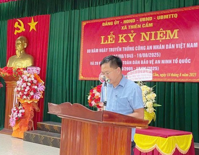 Đồng chí Võ Tá Nhân, Phó bí thư Đảng ủy - Chủ tịch UBND xã phát biểu tại buổi lễ