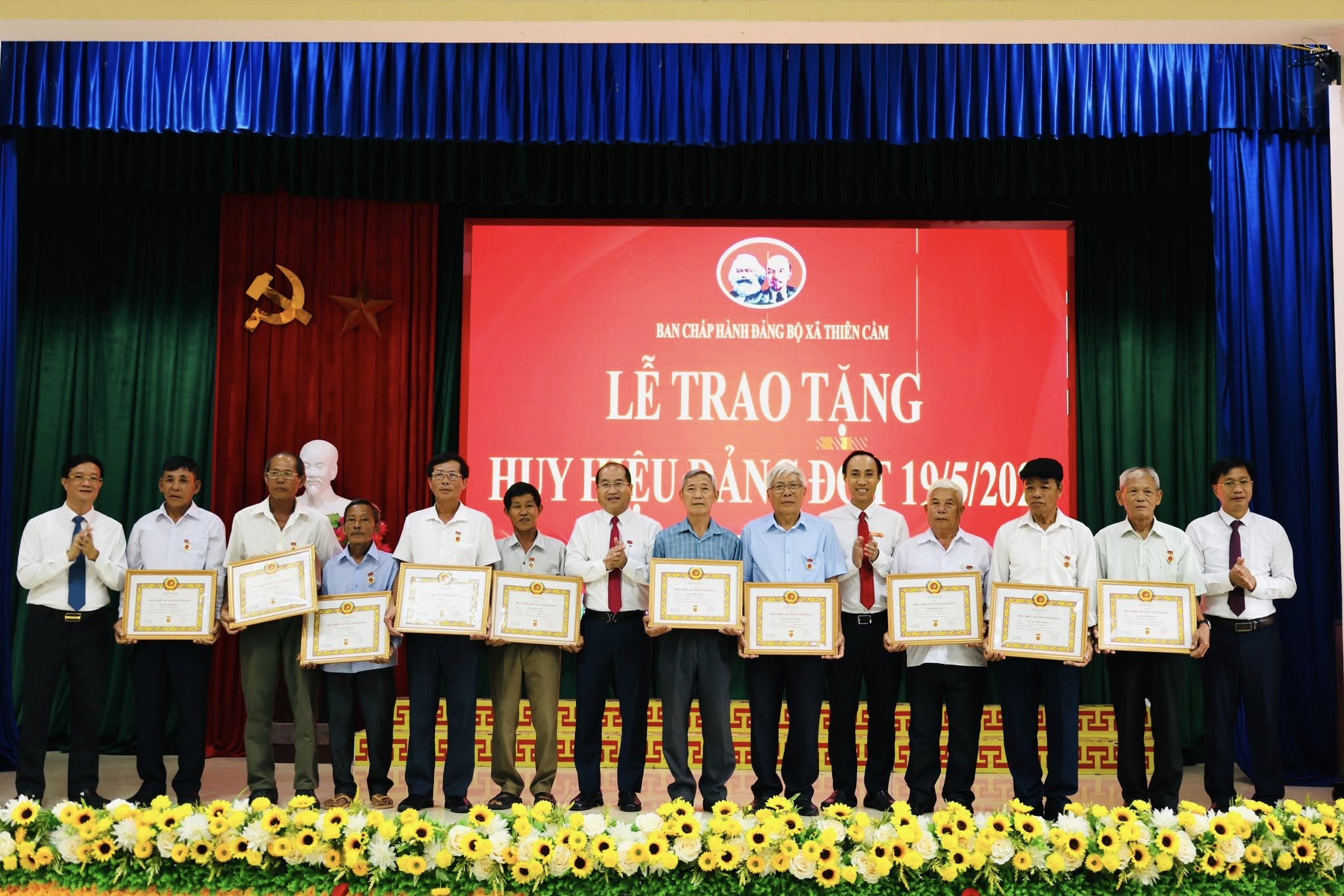 Video_Đảng bộ xã Thiên Cầm  trao tặng huy hiệu Đảng và kết nạp Đảng viên mới nhân ngày sinh nhật Bác