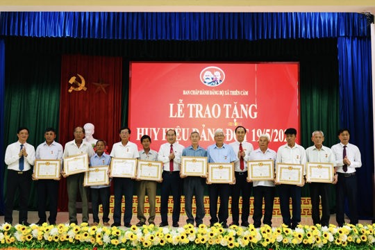 Video_Đảng bộ xã Thiên Cầm  trao tặng huy hiệu Đảng và kết nạp Đảng viên mới nhân ngày sinh nhật Bác 