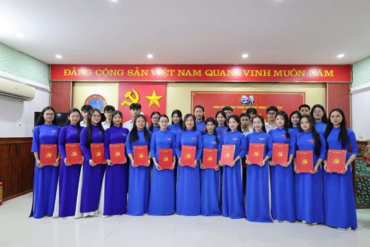 Video_Đảng bộ Trường THPT Cẩm Xuyên tổ chức kết nạp Đảng viên mới nhân ngày sinh nhật Bác