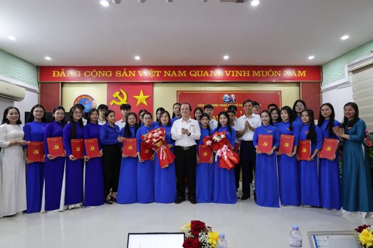 Đảng bộ Trường THPT Cẩm Xuyên tổ chức kết nạp Đảng viên mới nhân ngày sinh nhật Bác
