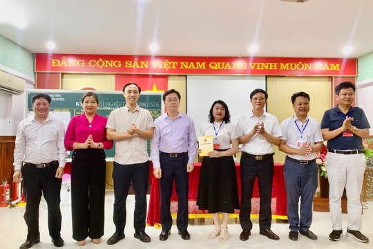 Lãnh đạo xã Thiên Cầm và xã Cẩm Xuyên động viên hội đồng coi thi kỳ thi tốt nghiệp THPT năm 2026 tại điểm thi Trường THPT Cẩm Xuyên.