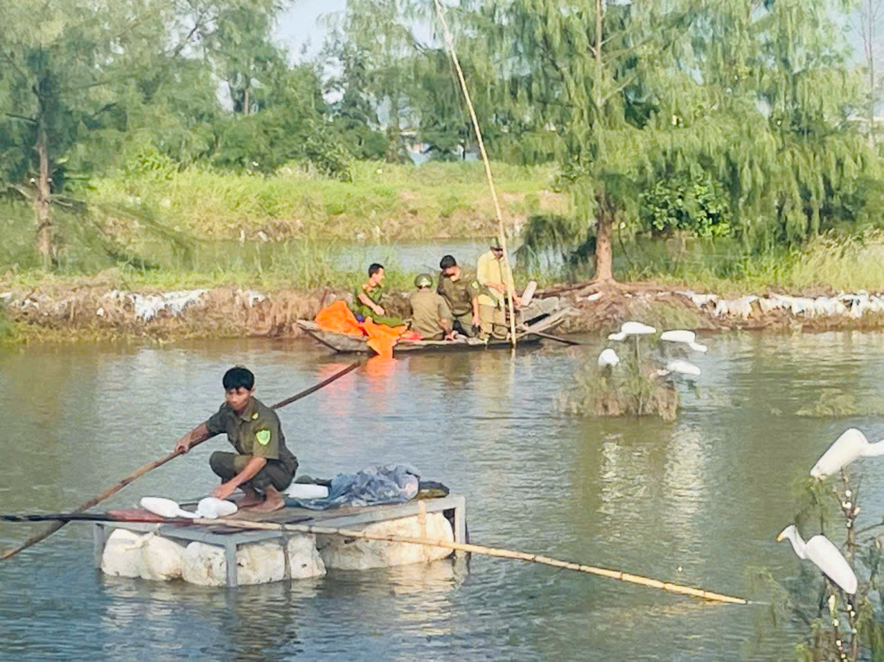 Công an xã Thiên Cầm tăng cường tuần tra, xử lý đánh bắt chim trời trái phép.