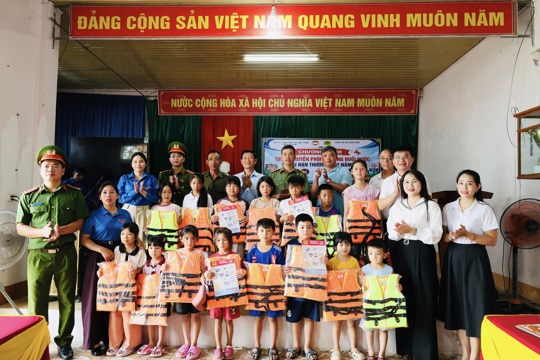 Công an xã Thiên Cầm tuyên truyền phòng chống đuối nước và tai nạn thương tích năm 2026