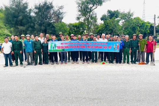 Mặt trận Tổ quốc và các tổ chức Chính trị - xã hội ra quân vệ sinh môi trường tại khu du lịch Thiên Cầm